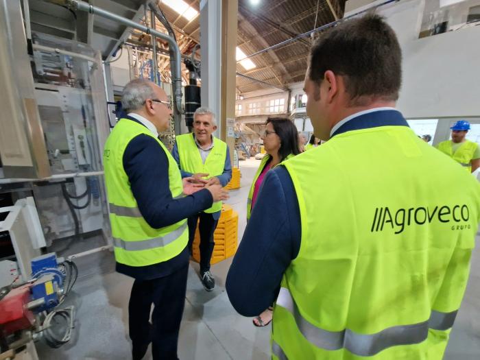 En la visita el consejero de Agricultura, Ganadería y Alimentación ha estado acompañado por la directora general de Desarrollo Rural, Rosa Charneca, el alcalde de Casetas, José Eseverri y el  gerente Cadebro, Fernando Valdrés y responsables de Cadebro.