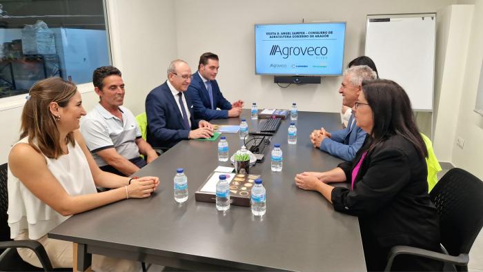 En la visita el consejero de Agricultura, Ganadería y Alimentación ha estado acompañado por la directora general de Desarrollo Rural, Rosa Charneca, el alcalde de Casetas, José Eseverri y el  gerente Cadebro, Fernando Valdrés y responsables de Cadebro.