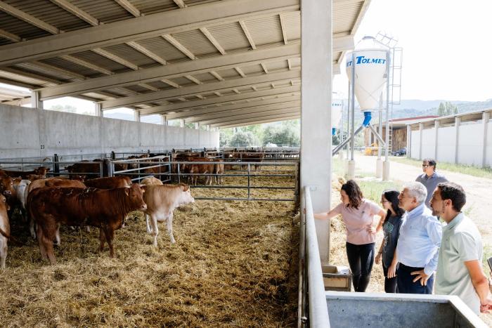 El consejero Samper visitando el cebadero comunitario de Tierrantona, Sobrarbe