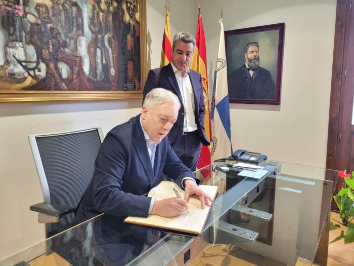 Octavio López ha visitado también el Ayuntamiento de Graus, donde ha firmado en el Libro de Honor.