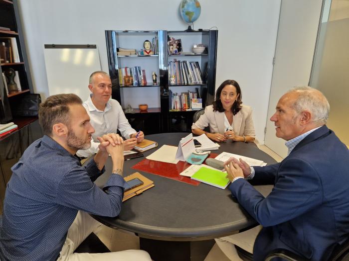 El secretario general técnico, Manuel Magdaleno, se ha reunido con los alcaldes de ambos municipios.