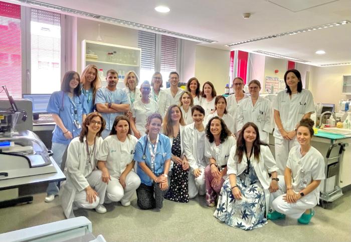 Pediatras, genetistas, bioquímicos, farmacéuticos, técnicos y enfermeros han participado en este tratamiento. En la imagen, parte de ellos en el laboratorio de bioquímica donde se realizaron los análisis que facilitaron el diagnóstico temprano