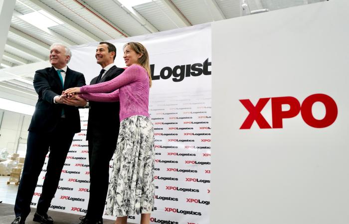 El consejero Octavio López, el director del sur de Europa y Marruecos de XPO Logistics, Massimo Marsili, y la directora general de Planificación Estratégica y Logística, Raquel Campos.