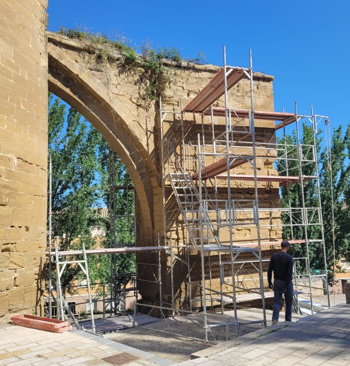 Trabajos en el arco arbotante, en el exterior del Museo de Huesca.