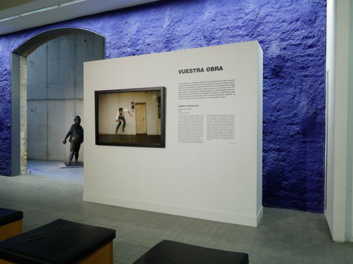 'Autorretrato saltando' de Alberto García Alix, en la exposición 'Vuestra obra' en el museo Pablo Serrano.