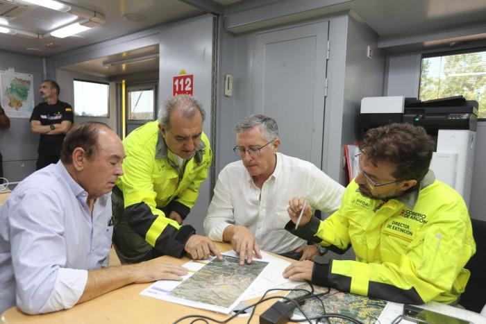 El consejero de Medio Ambiente y Turismo, Manuel Blasco, en el Puesto de Mando Avanzado en el incendio de Corbalán.