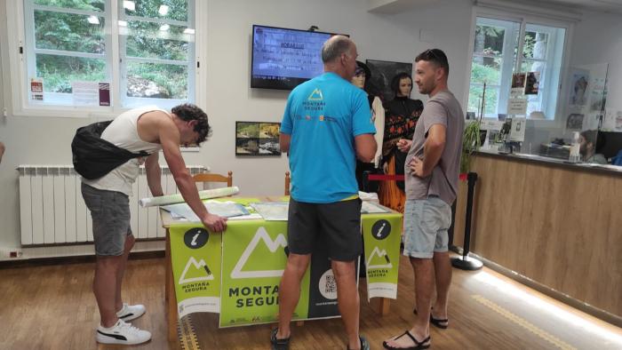 Stand informativo de Montaña Segura en la oficina de turismo de Canfranc