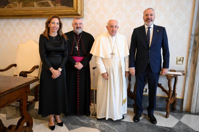 Audiencia del Papa Francisco con Jorge Azcón, Natalia Chueca y Carlos Escribano.