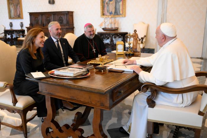 Audiencia del Papa Francisco con Jorge Azcón, Natalia Chueca y Carlos Escribano.