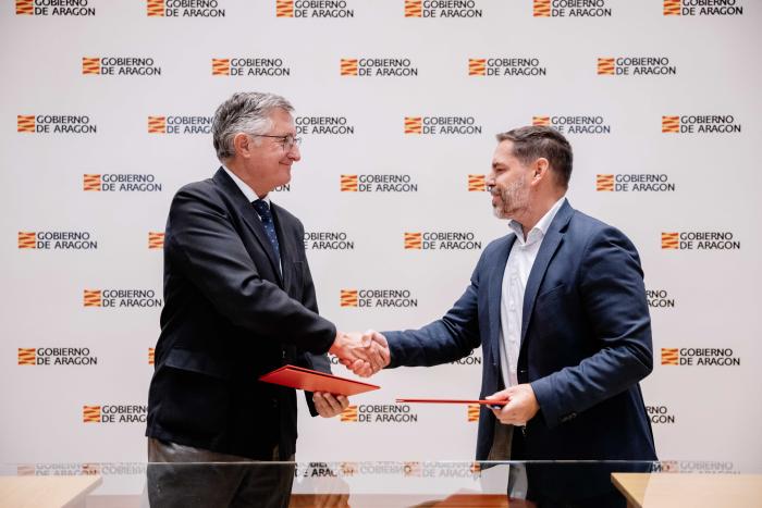 Blasco y Ezequiel, tras la firma.