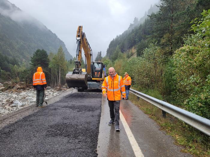 El director general de Carreteras, Miguel Ángel Arminio, ha supervisado hoy los trabajos para reabrir la A-138 en Bielsa.