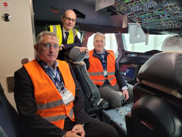 Los consejeros Octavio López y Manuel Blasco, junto con el CEO de Tarmac Aerosave, Alexandre Brun, en la cabina del A380, dentro del nuevo hangar.