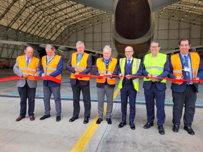 Corte de cinta durante la inauguración del nuevo hangar de Tarmac.