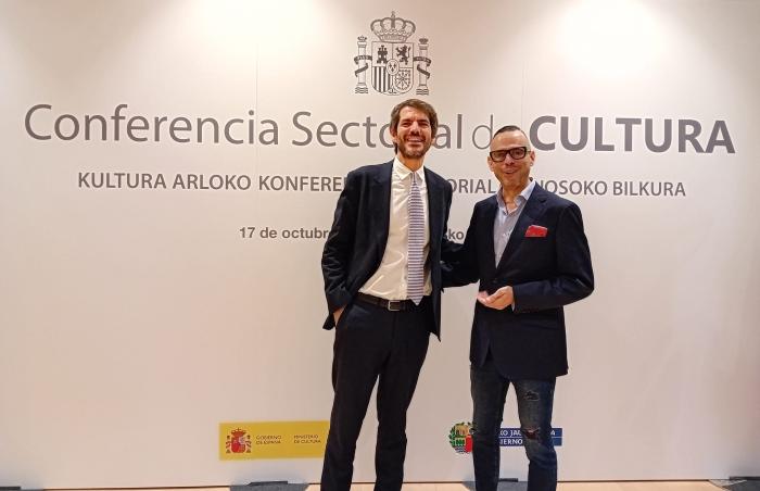 El director general de Cultura, Pedro Olloqui, y el ministro de Cultura, Ernest Urtasun, en la conferencia sectorial que se ha celebrado este jueves en Vitoria.