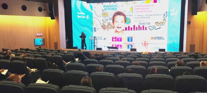 La directora general de Política Educativa, Ana Moracho, ha participado en la primera tutoría del programa.