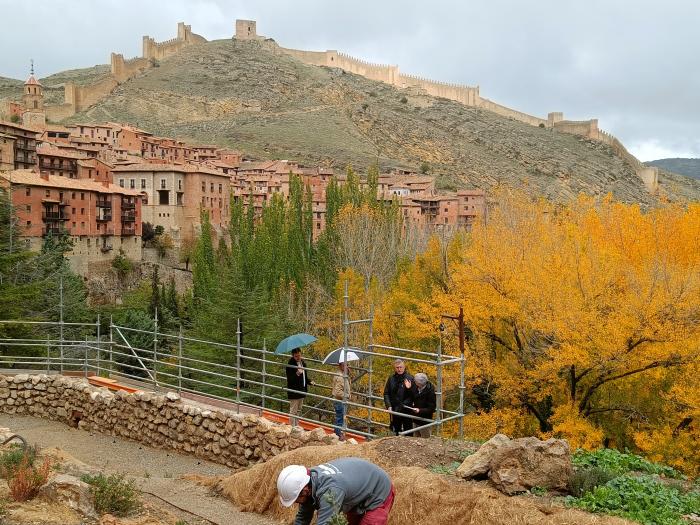 Blasco ha visitado las obras de restauración de la muralla de Albarracín.