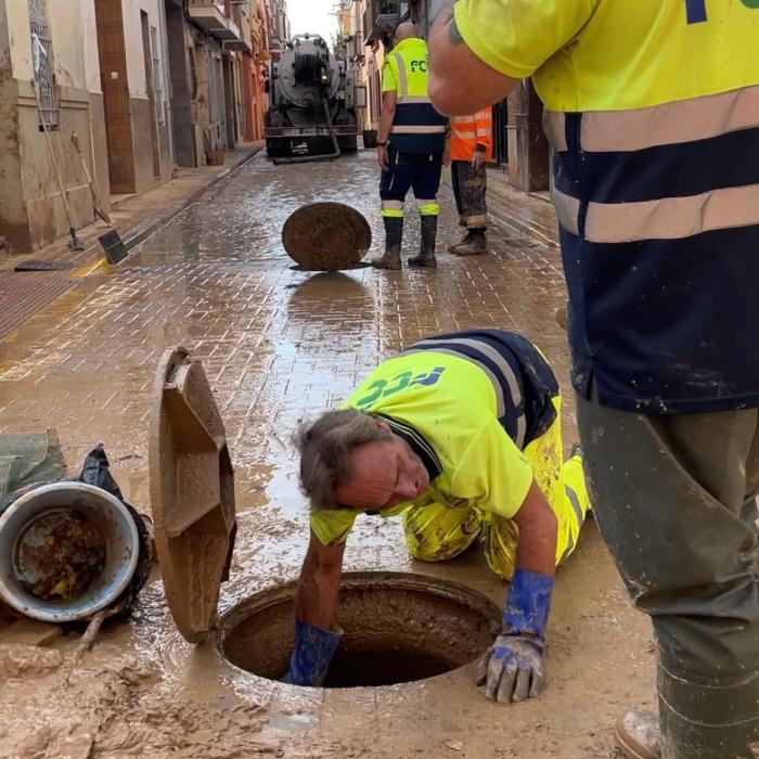 Trabajos de limpieza de alcantarillas en Catarroja (Valencia).