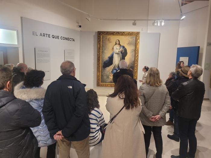 Visitantes en el Museo de Huesca contemplando 'La Inmaculada Concepción' de Murillo.