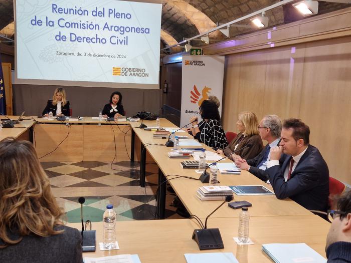 La vicepresidenta Mar Vaquero, entre el director general de Desarrolo Estatutario, José María Fuster, y la presidenta de la Comisión Aragonesa de Derecho Civil, Carmen Bayod.