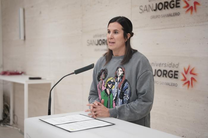 La directora general de Deporte, Cristina García, en el acto este martes en la Universidad San Jorge.