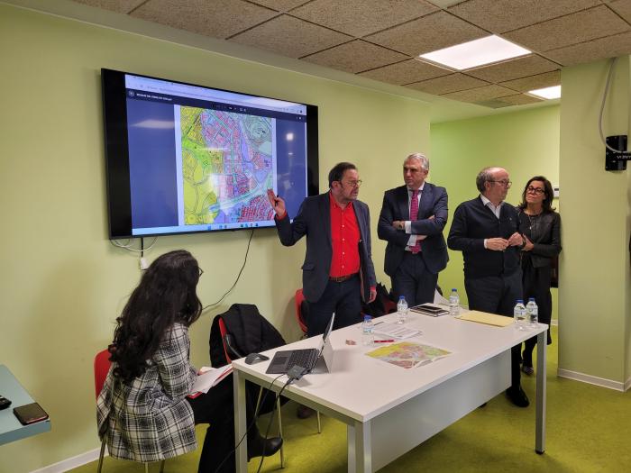 Representantes del Gobierno de Aragón y el Ayuntamiento han contestado a las cuestiones planteadas por los vecinos.