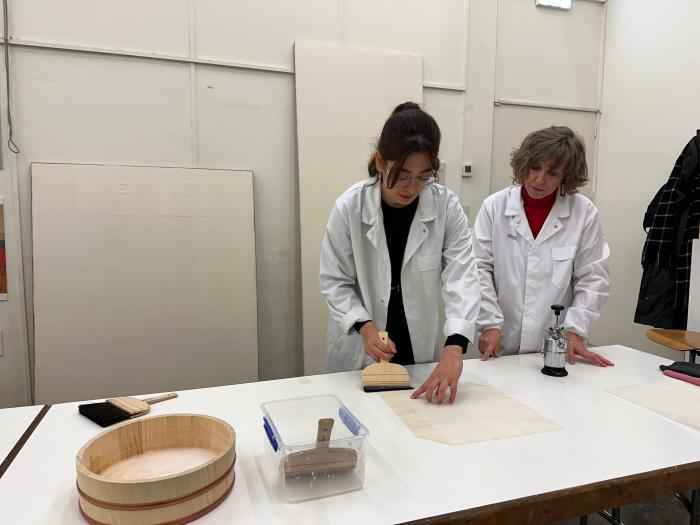 Sayuri Pompa y Nerea Diez de Pinos, hoy en los talleres del IAACC Pablo Serrano.