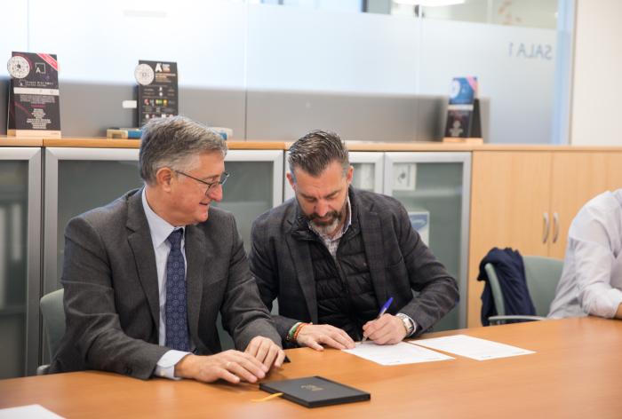 Blasco y Escario, durante la firma del convenio.