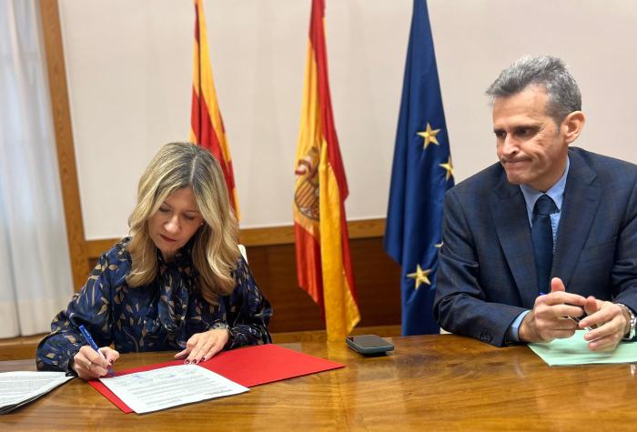 La vicepresidenta del Gobierno de Aragón, Mar Vaquero, y el director general de Justicia, Javier Martínez, firmando el acuerdo de Justicia.