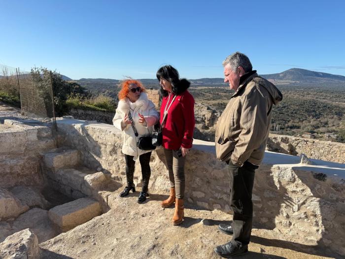 La directora general de Patrimonio Cultural ha visitado este jueves el castillo de Estopiñán.