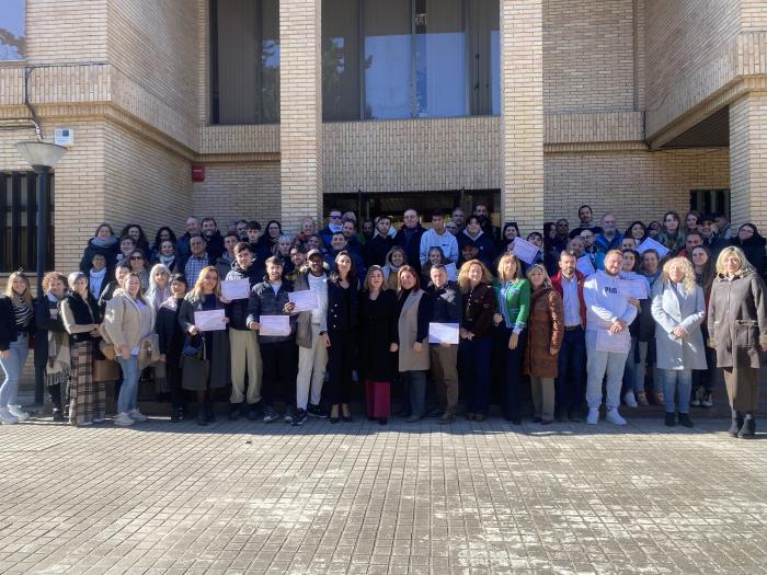 Foto de familia con los alumnos-trabajadores que han recibido los diplomas de los Programas Experienciales de INAEM