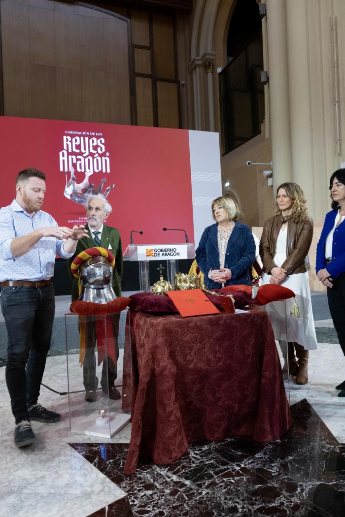 Tomasa Hernández, presenta en rueda de prensa el evento de la Coronación de los Reyes de Aragón.