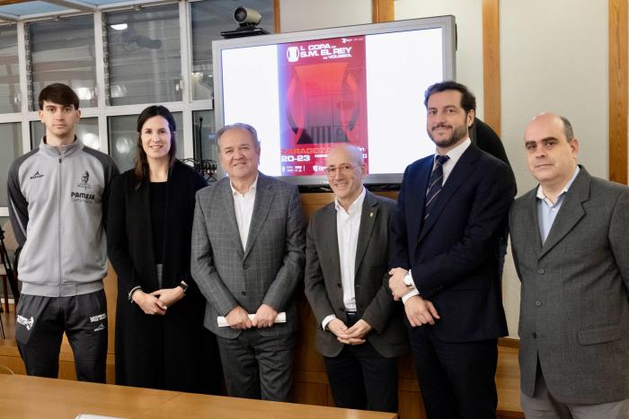 La directora general de Deporte, Cristina García, el presidente de la Real Federación Española de Voleibol (RFEVB), Felipe Pascual, el presidente de la Federación Aragonesa de Voleibol, David Lechón, y el concejal delegado de Deporte del Ayuntamiento de Z