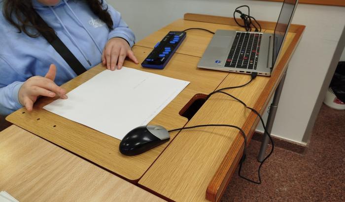 Estudiante realiza la prueba con un sistema adaptado.