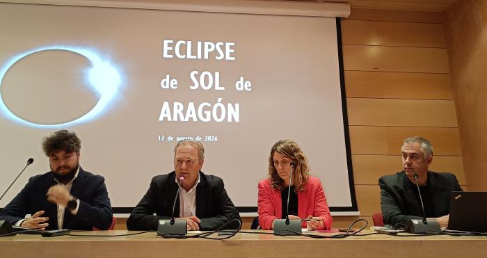 Moncada y Gimeno (centro), junto a los responsables de AstroÁndalus.