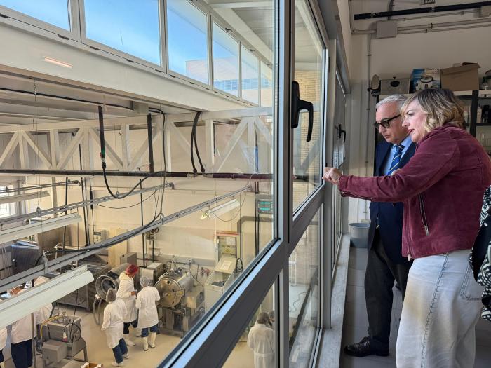 El consejero de Agricultura, Ganadería y Alimentación, Javier Rincón, y la directora general de Calidad y Seguridad Alimentaria, Aitziber Lanza, han visitado la Facultad de Veterinaria.