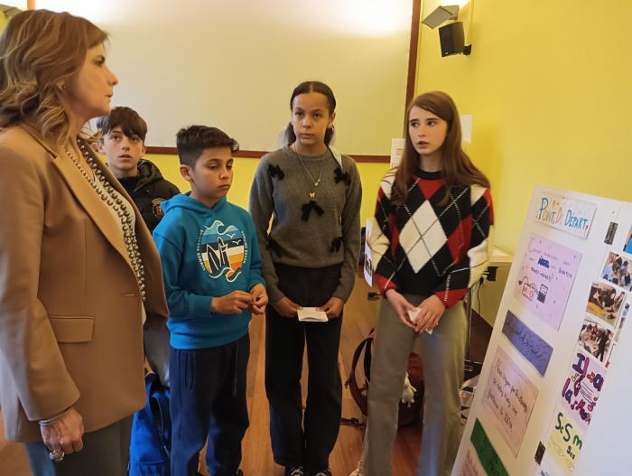 Alumnos participantes junto a la directora general de Política Educativa, Ana Moracho