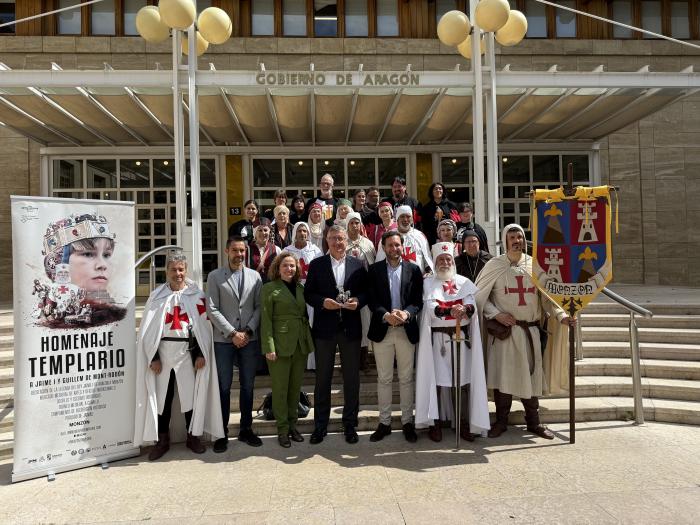El consejero de Medio Ambiente y Turismo, Manuel Blasco, y el alcalde de Monzón, Isaac Calver, presentan el XXIII Homenaje Templario a Jaime I y Guillem de Mont-Rodón.