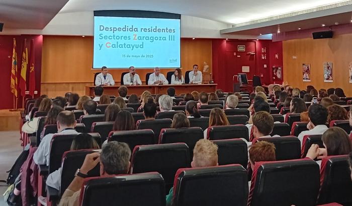 Un momento del acto de fin de residencia celebrado hoy en el salón de actos del Hospital Clínico de Zaragoza