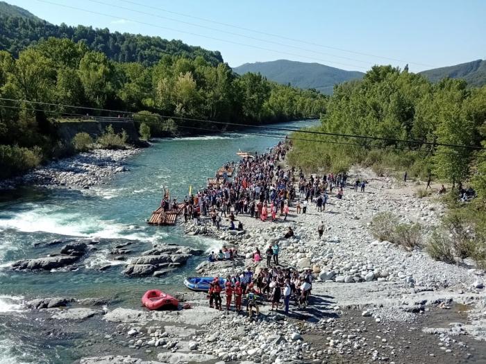 Descenso de navatas por el río Cinca.