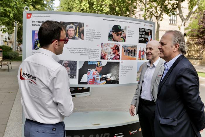El gerente de MotorLand Aragón, Jorge Panadés, el gerente de Zaragoza Turismo, José Francisco García, y el director general de Turismo y Hostelería, Jorge Moncada, inauguran una exposición dedicada al circuito de velocidad en el paseo Gran Vía de Zaragoza