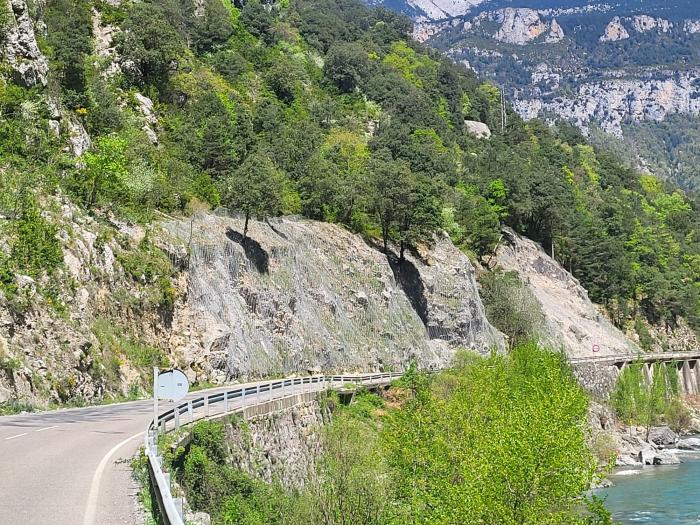 Carretera A-138 en el Congosto de las Devotas, donde se ha reforzado el talud.