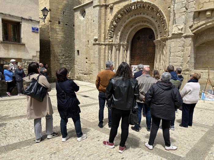 Vecinos de Uncastillo en la presentación de las obras de restauración de la portada sur de la Iglesia Parroquial de Santa María la Mayor