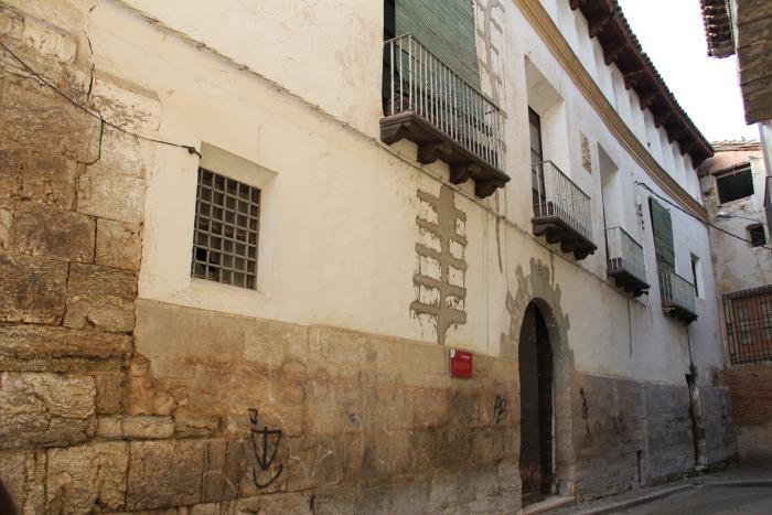 Fachada principal de la Casa Cariello en Tamarite de Litera.