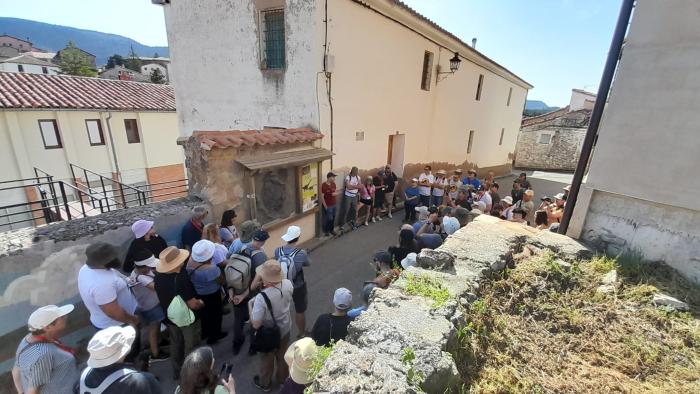 Explicaciones en una de las paradas del DINOpaseo por El Castellar (Teruel).