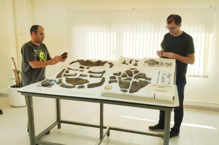 Región dorsal y ventral del caparazón del nuevo ejemplar de tortuga primitiva procedente de Ariño (Museo Aragonés de Paleontología/MAP-7828 publicado en 'Cretaceous Research'.