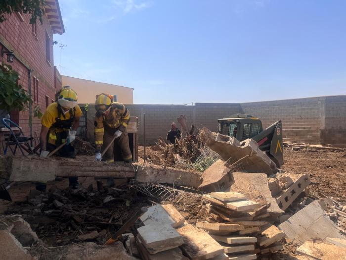 Una brigada de Infoar, trabajando sobre el terreno en Letux este jueves.