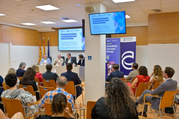 La consejera Claudia Pérez Forniés en la jornada " Talento, Innovación y Territorio", organizada por CEOE y KPMG