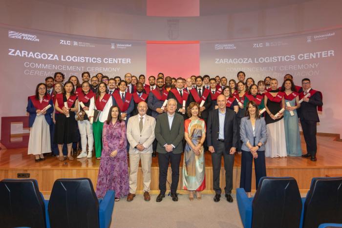Alumnos de la última promoción de ZLOG, en el acto de graduación, junto directivos y profesores de ZLC y el consejero Octavio López.