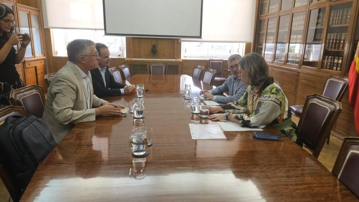 Los consejeros de Aragón Manuel Blasco y Bermúdez de Castro, en la mesa de la reunión con el secretario de Estado de Medio Ambiente, Hugo Morán, y la directora general del Agua, Dolores Pascual.