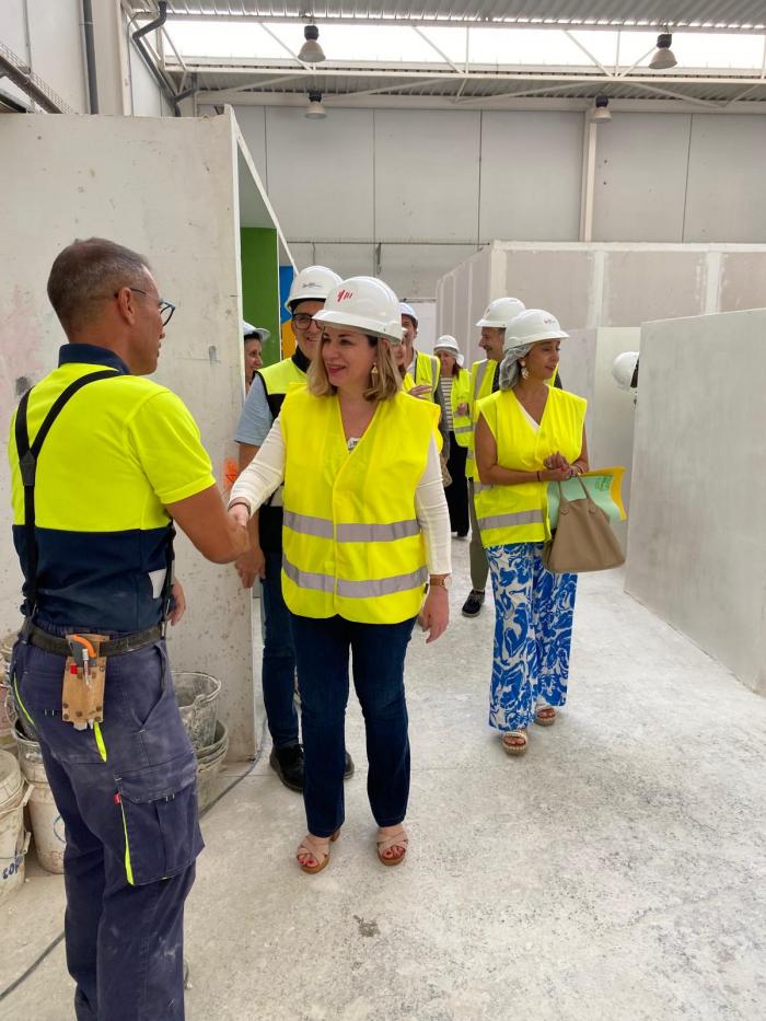 Pérez Forniés visitando este mediodía el programa "Escuela de Nueva Oportunidad" en la Fundación laboral de la Construcción